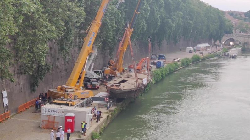 Roma, rimosso dal Tevere relitto del 2008