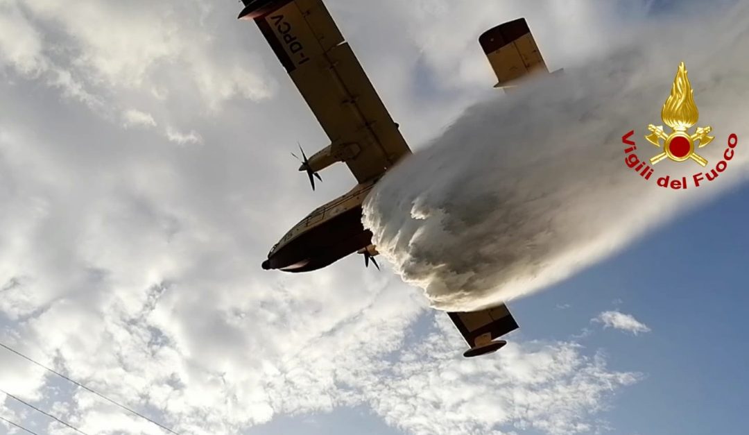 Uno dei canadair in azione