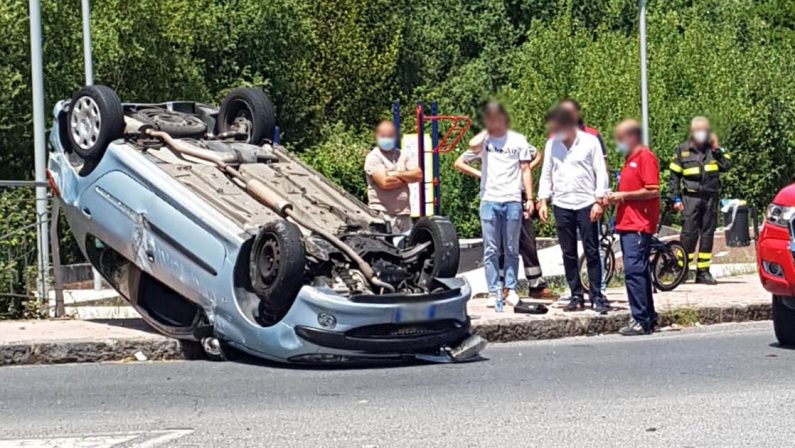 Incidente stradale a Cosenza, si ribalta un'auto: un ferito