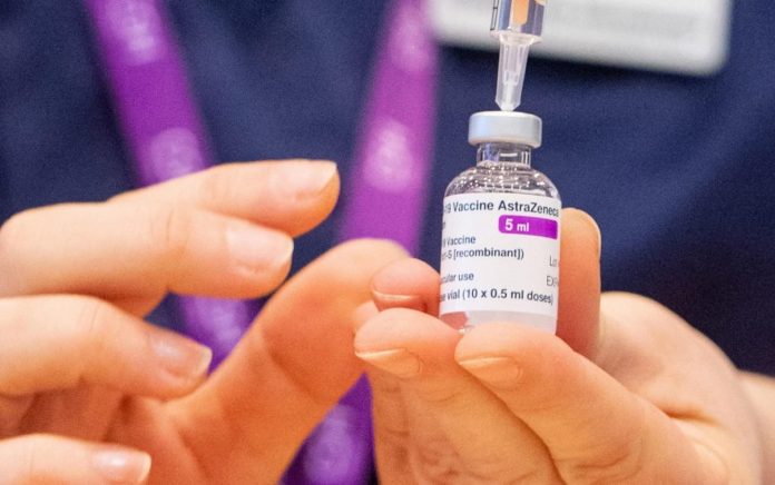 Il vaccino AstraZeneca inoculato a tutti: la Calabria interpreta a modo suo le indicazioni del Cts