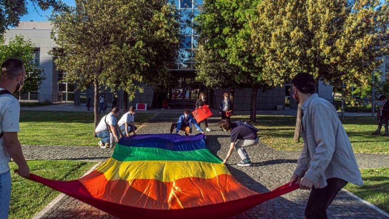 Rende, il Comune si illumina con i colori dell'arcobaleno per i diritti della comunità Lgbt