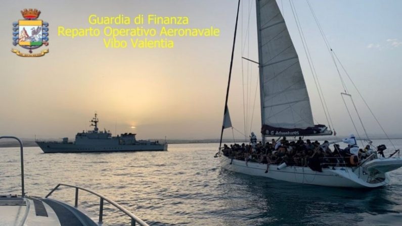 Migranti, due imbarcazioni con 180 persone individuate al largo di Crotone