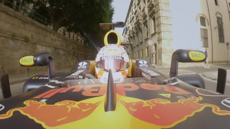 A Palermo sfreccia un’auto di Formula 1