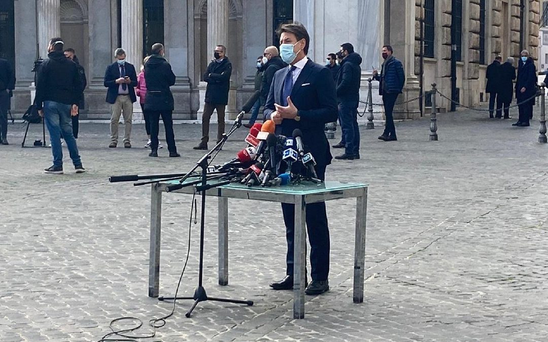 La conferenza stampa di Giuseppe Conte all'esterno di Palazzo Chigi