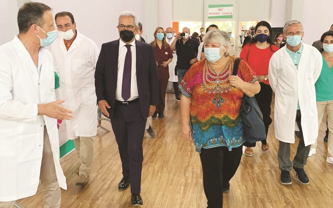 Aleida Guevara in visita al nuovo centro vaccinale di Rende