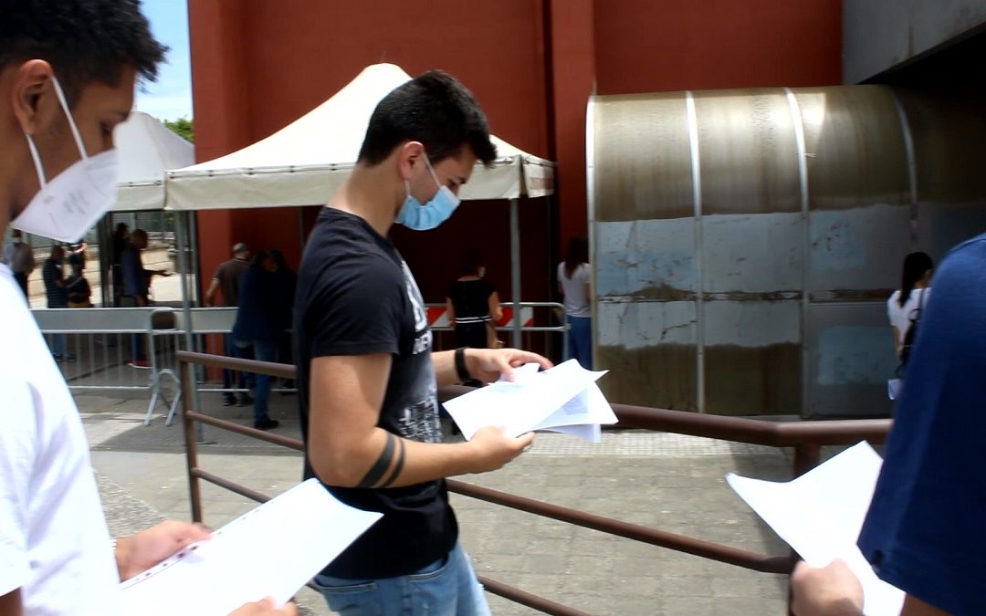 Giovani in fila per il vaccino a Cosenza