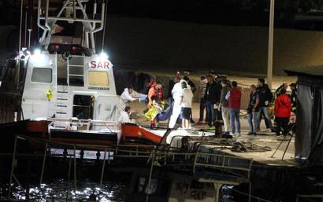 I soccorsi nel porto di Lampedusa