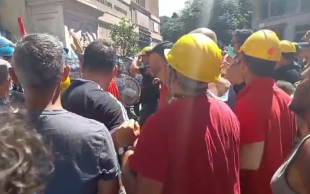 Genova, scontri tra lavoratori ex Ilva e forze dell’ordine