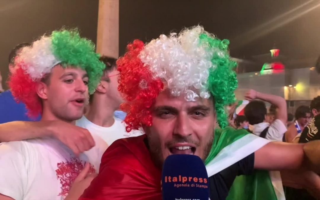 L’Italia vince gli Europei, i tifosi festeggiano nelle piazze