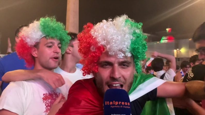 L’Italia vince gli Europei, i tifosi festeggiano nelle piazze