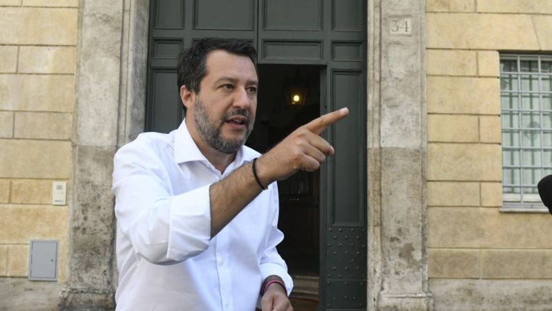 Carceri, Salvini “Chi sbaglia paga ma agenti non sono tutti macellai”