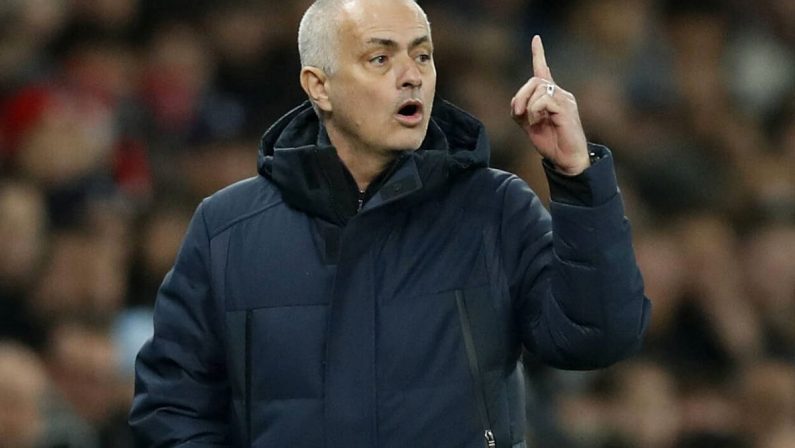 Mourinho in viaggio “Tifosi della Roma sto arrivando”