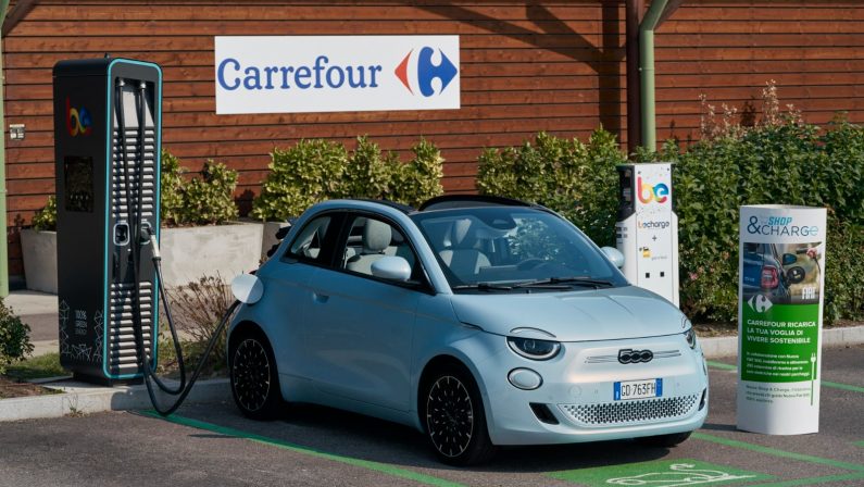 60 punti di ricarica per Fiat 500 nei centri Carrefour