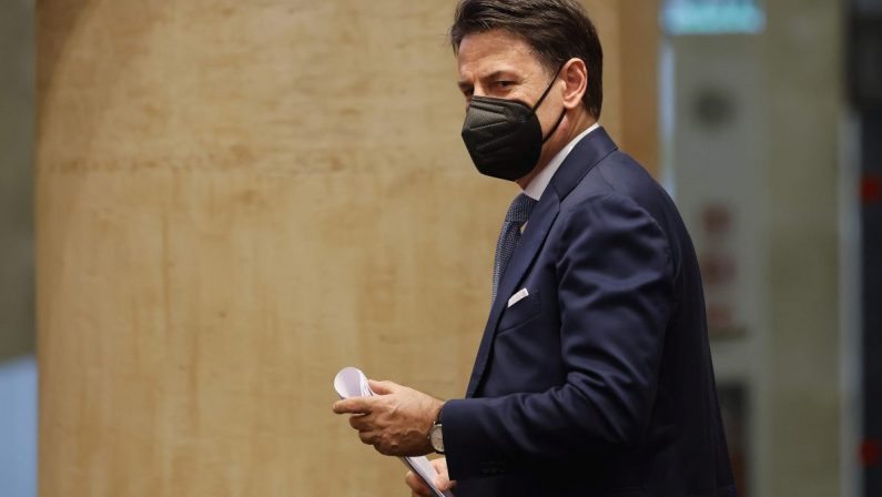 Conte “Attacchi volgari al reddito di cittadinanza, Draghi lo difenda”