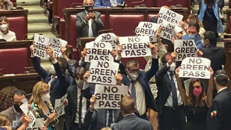 Bagarre sul Green pass alla Camera, seduta sospesa dopo protesta Fdi