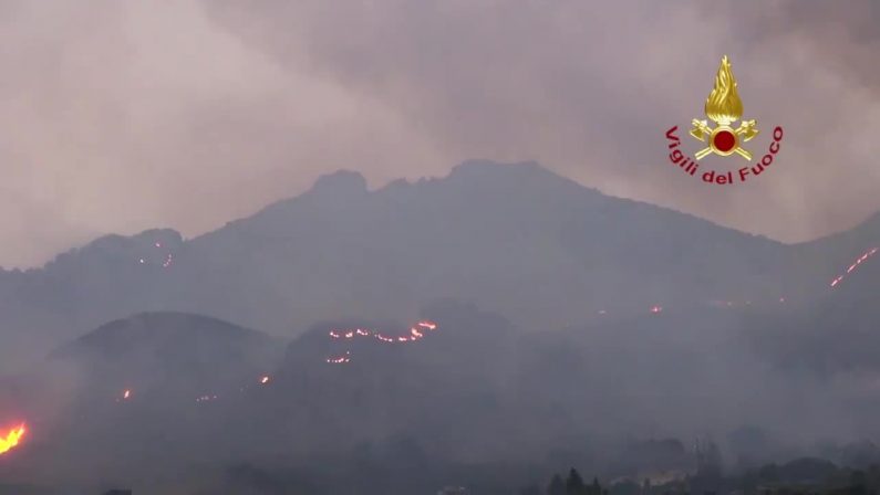 Incendi nel palermitano, dall’alba in azione mezzi aerei