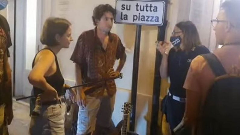 Artisti di strada cacciati da Tropea, l'Arci apre i circoli e si appella ai sindaci per la libera esibizione