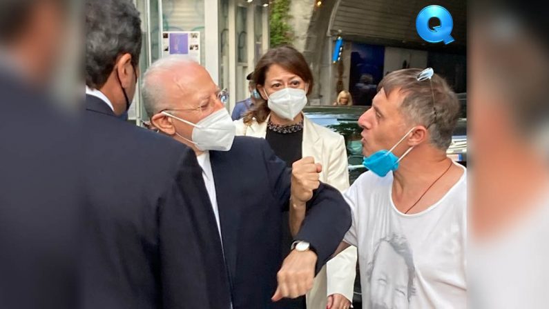 De Luca redarguisce il fan con mascherina abbassata in piazza a Ravello