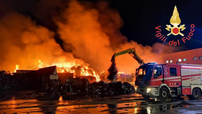 Imponente incendio nel centro stoccaggio rifiuti di Campo Calabro