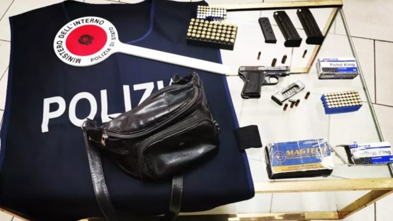 Pistola e munizioni nel borsello, 48enne arrestato nel Reggino