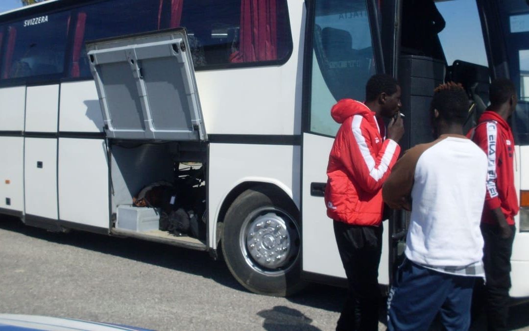 Un trasporto in autobus di migranti