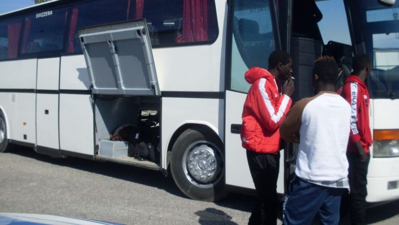 Migrante muore sotto il bus durante il trasporto al Cara