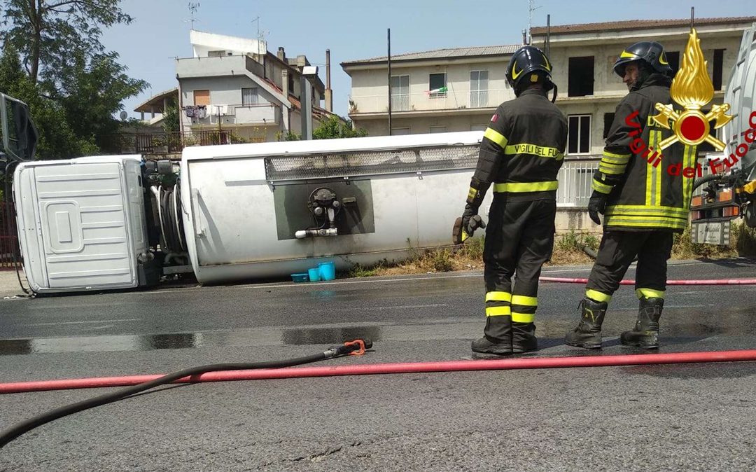 Si apre una voragine in strada nel Vibonese, autocisterna ci sprofonda dentro e si ribalta