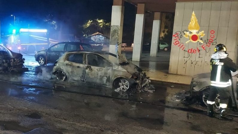 Notte di fuoco a Catanzaro, quattro auto distrutte da un incendio