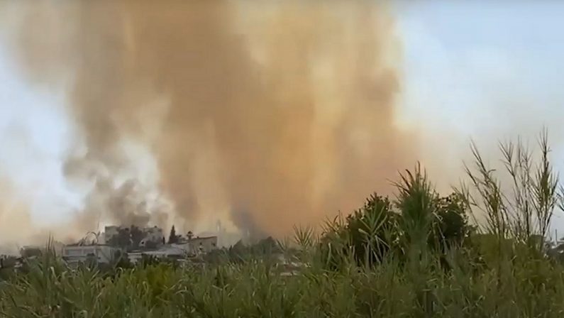 Rende, ancora un incendio a Sant’Agostino: fiamme a ridosso delle case - VIDEO