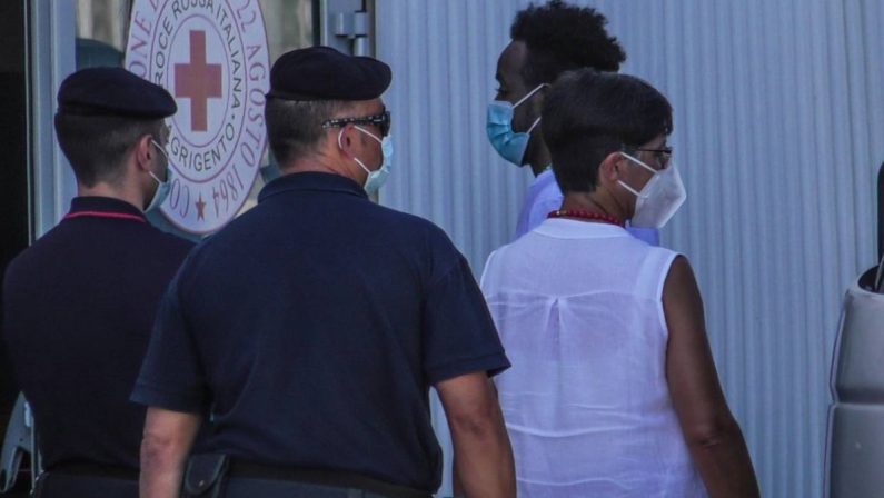 Covid, poliziotto contagiato in un centro migranti: l'uomo è in isolamento a Crotone