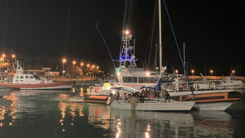 Roccella Ionica, barca a vela con 30 migranti a bordo s’incaglia a pochi metri dalla riva