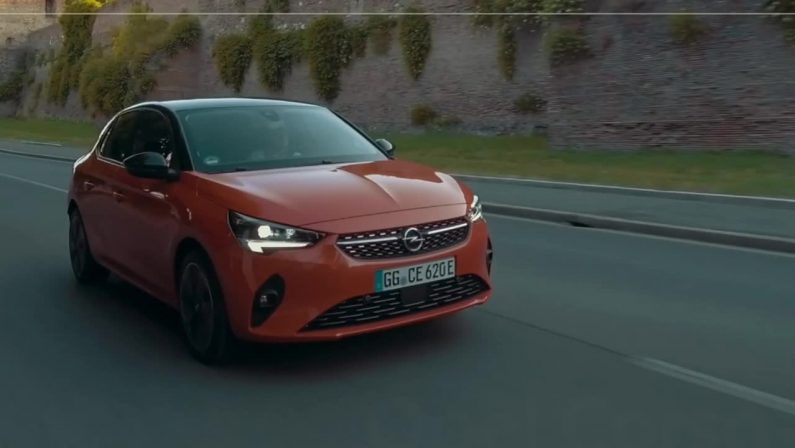 Con Opel Corsa-e, guidatore e passeggeri possono viaggiare sempre connessi