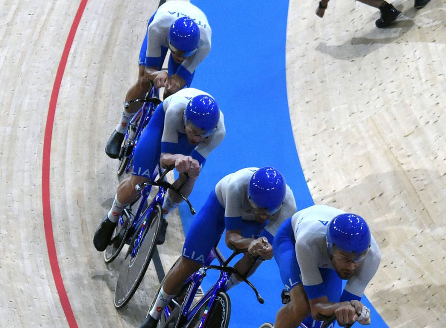 Ciclismo, Italia in finale oro nell’inseguimento squadre uomini