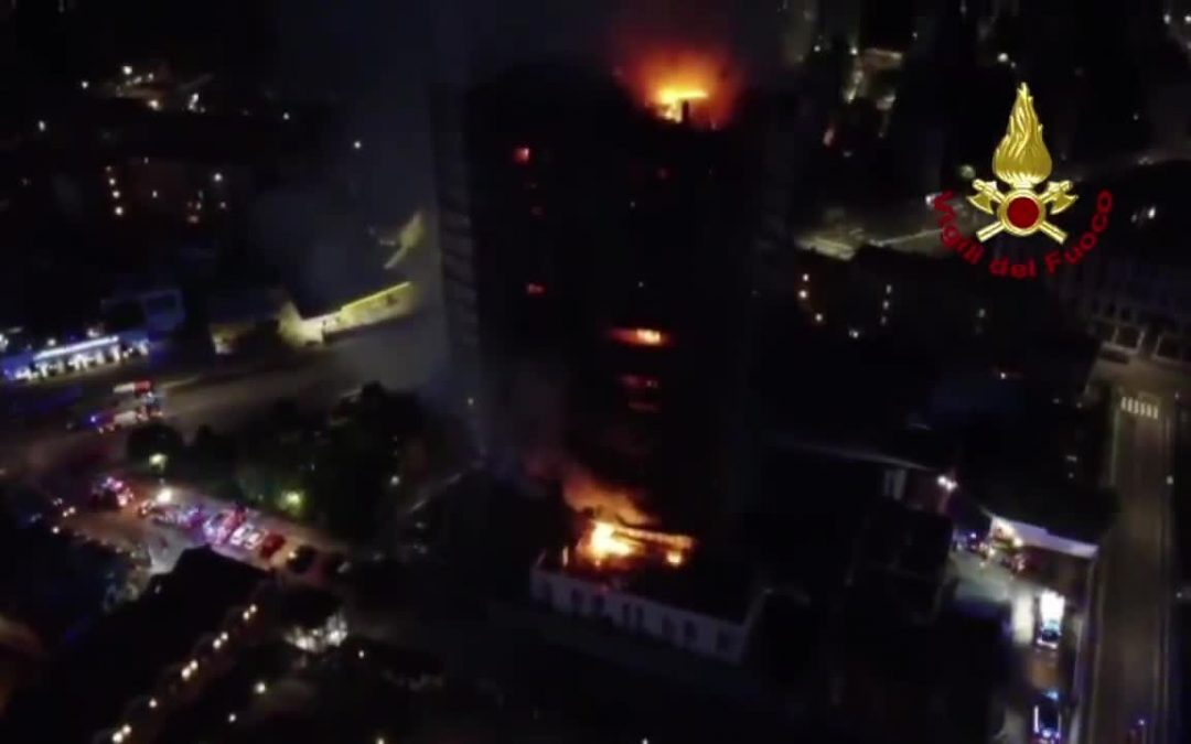 Incendio a Milano, pompieri impegnati a spegnere gli ultimi focolai