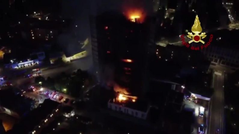 Incendio a Milano, pompieri impegnati a spegnere gli ultimi focolai