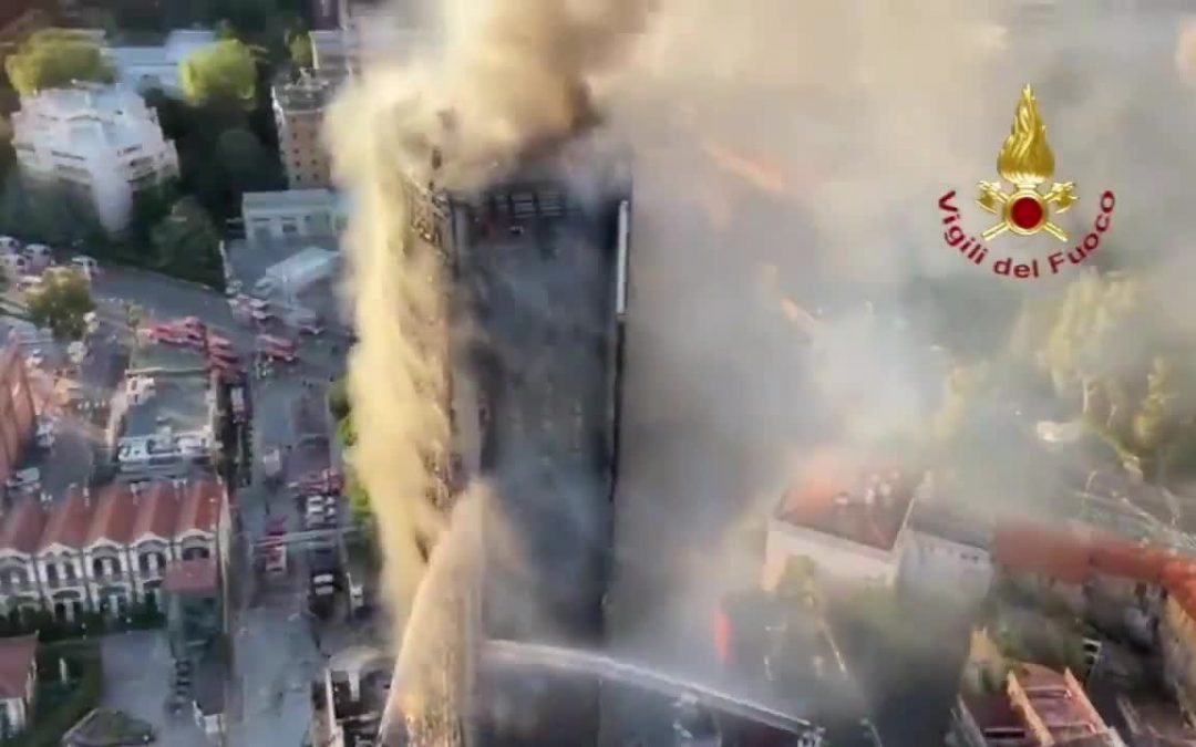 Incendio grattacielo a Milano, le immagini dall’elicottero dei vigili del fuoco