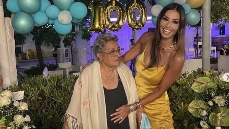 "Auguri nonna, ti amo tanto": la Gregoraci festeggia a Soverato i cento anni della nonna