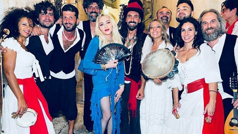 Madonna ad Ostuni canta Bella Ciao e suona il Tamburello