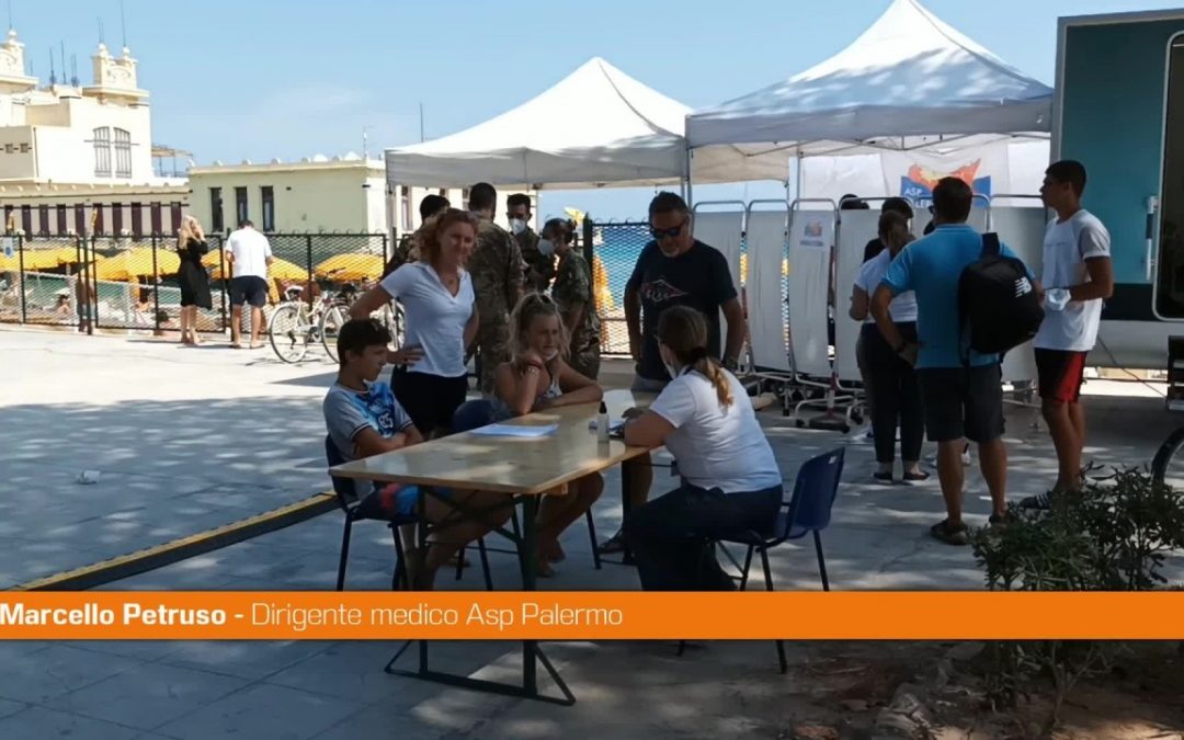 Vaccini in spiaggia a Mondello, alta adesione dei palermitani