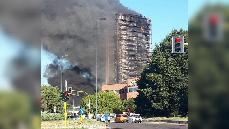 Milano, maxi incendio in un grattacielo: 70 famiglie evacuate - VIDEO