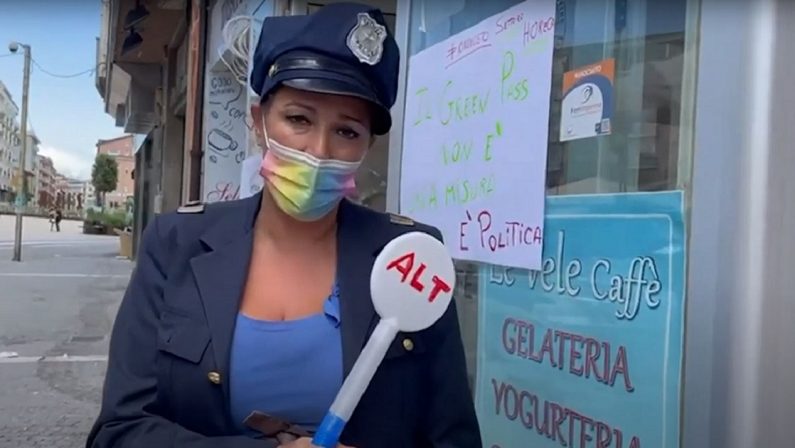 Green Pass, barista protesta a Cosenza vestita da poliziotta: «Non sono una guardia» - VIDEO