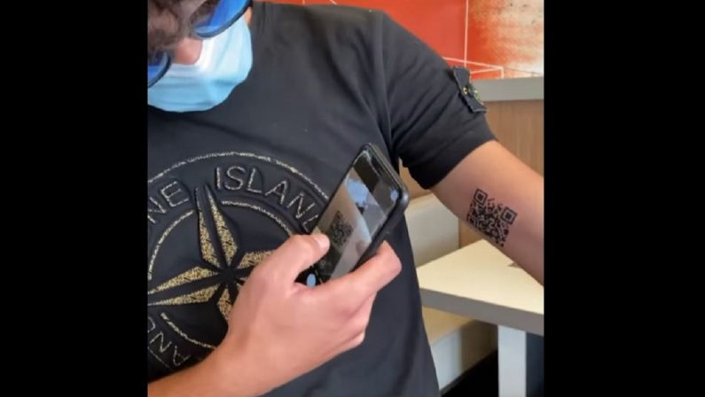 Green pass, il QR code sul braccio: da Reggio il tatuaggio più cliccato del web - VIDEO