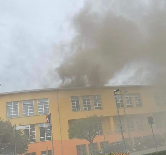 Incendio sul tetto alla Busciolano, paura ma nessun problema