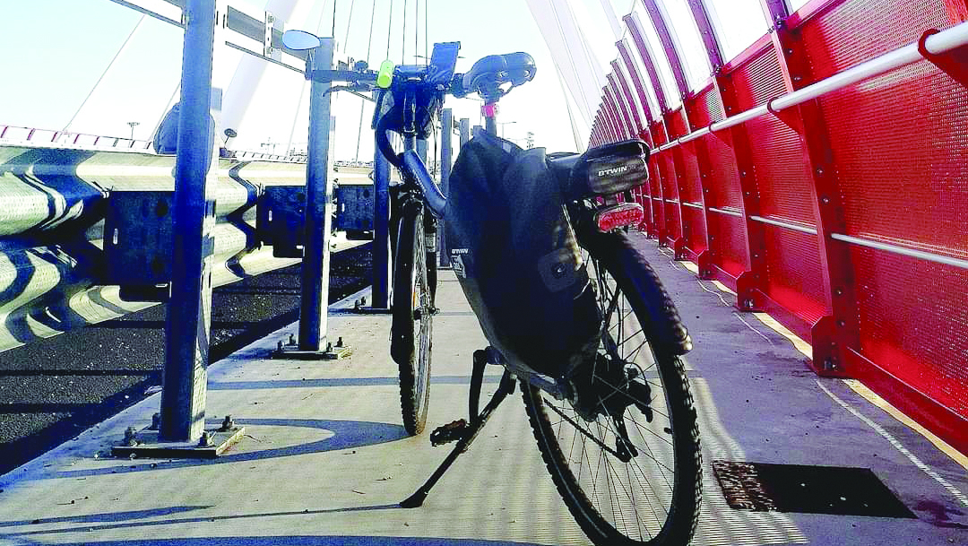 Una bici ferma lungo la pista sul ponte Adriatico