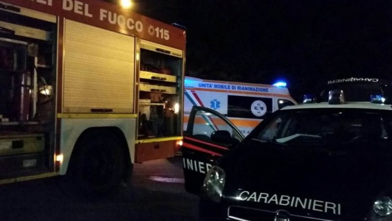 Auto finisce contro camion e roulotte in sosta a ReggioMorto un giovane di 26 anni, grave un coetaneo