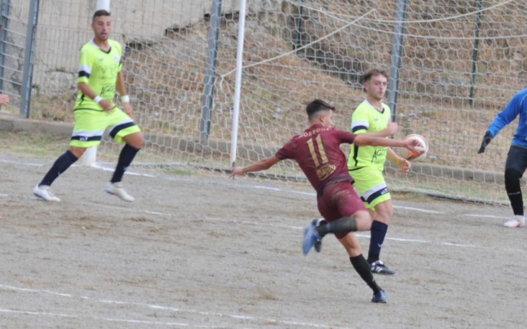 Giuseppe Tuoto in azione con la maglia della Morrone