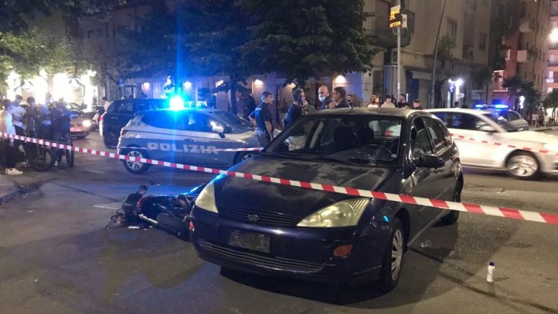 Incidente stradale, scooter contro auto: due giovani feriti a Cosenza