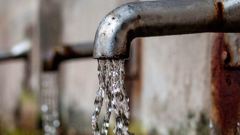 Spreco di acqua, a Bari e Taranto se ne perde la metà 