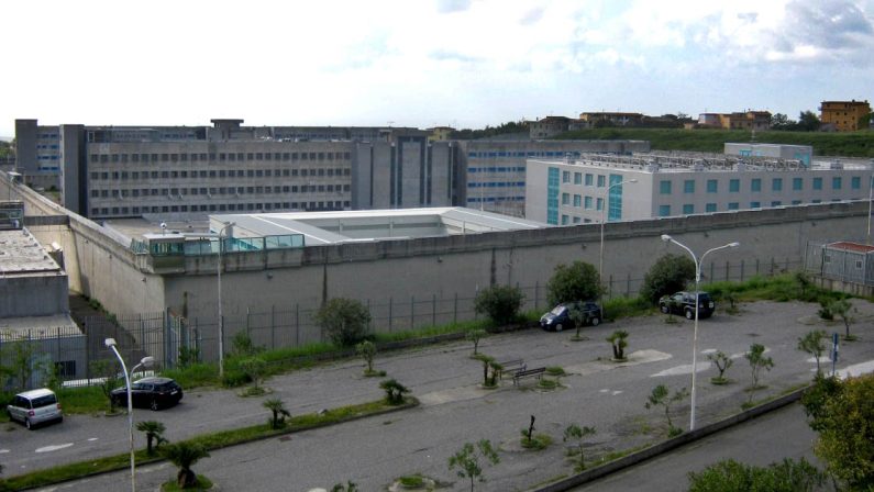 Rivolta nel carcere di Catanzaro: allagamenti, danni alle celle e agenti feriti