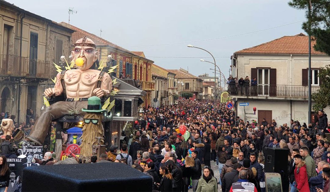 Una immagine della folla presente all'edizione 2019 del Carnevale Miletese